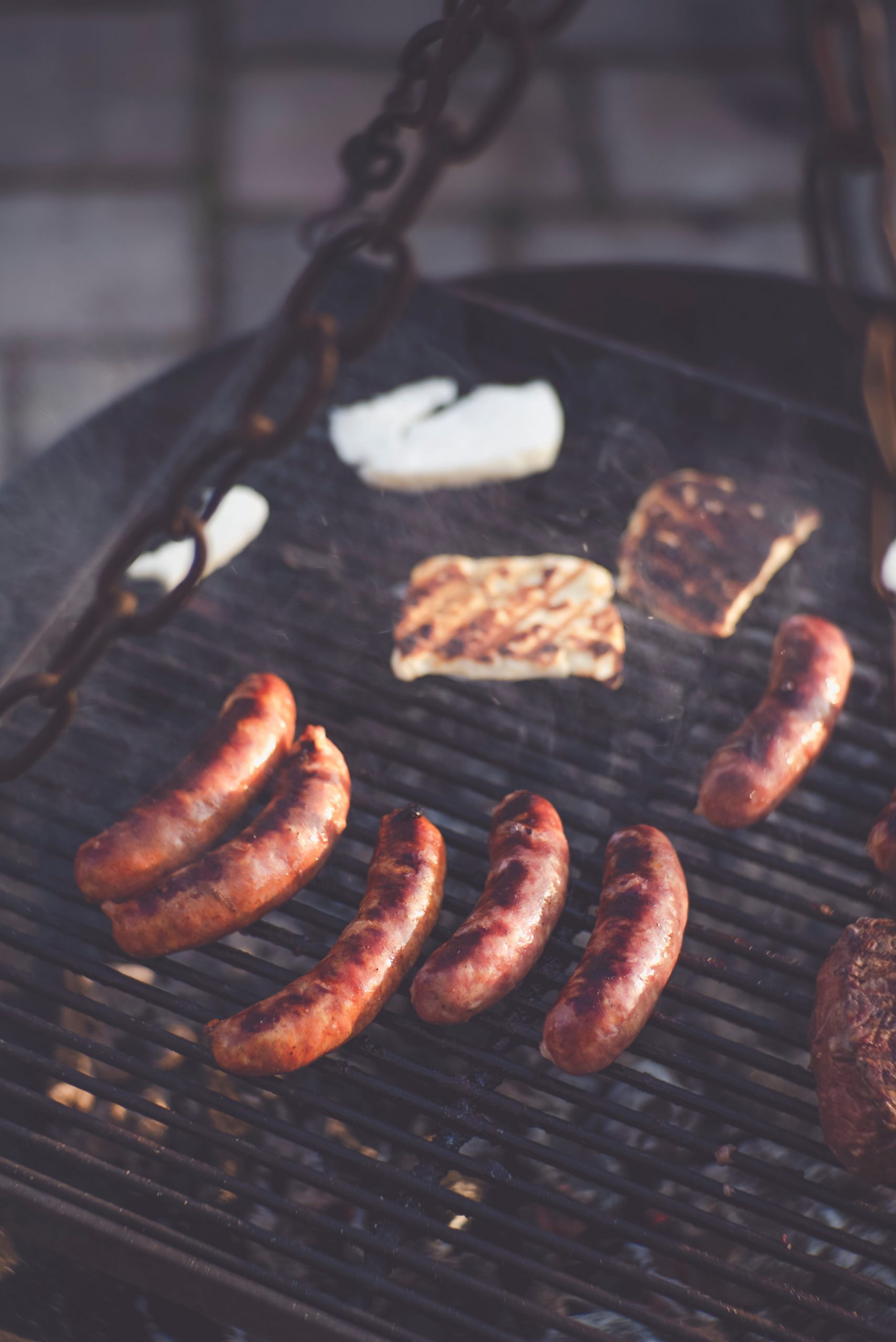 Grillwürstchen auf Grill