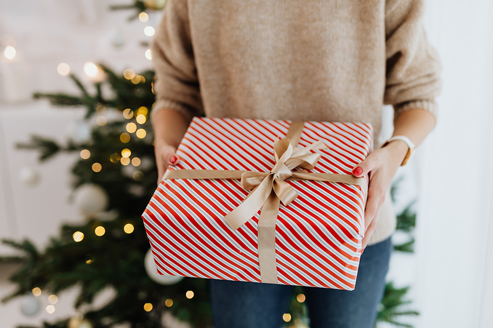 Geschenkbox in der Hand